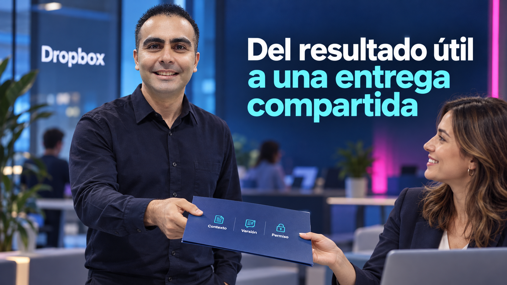 Álvaro entrega una carpeta contextualizada a una colega.
