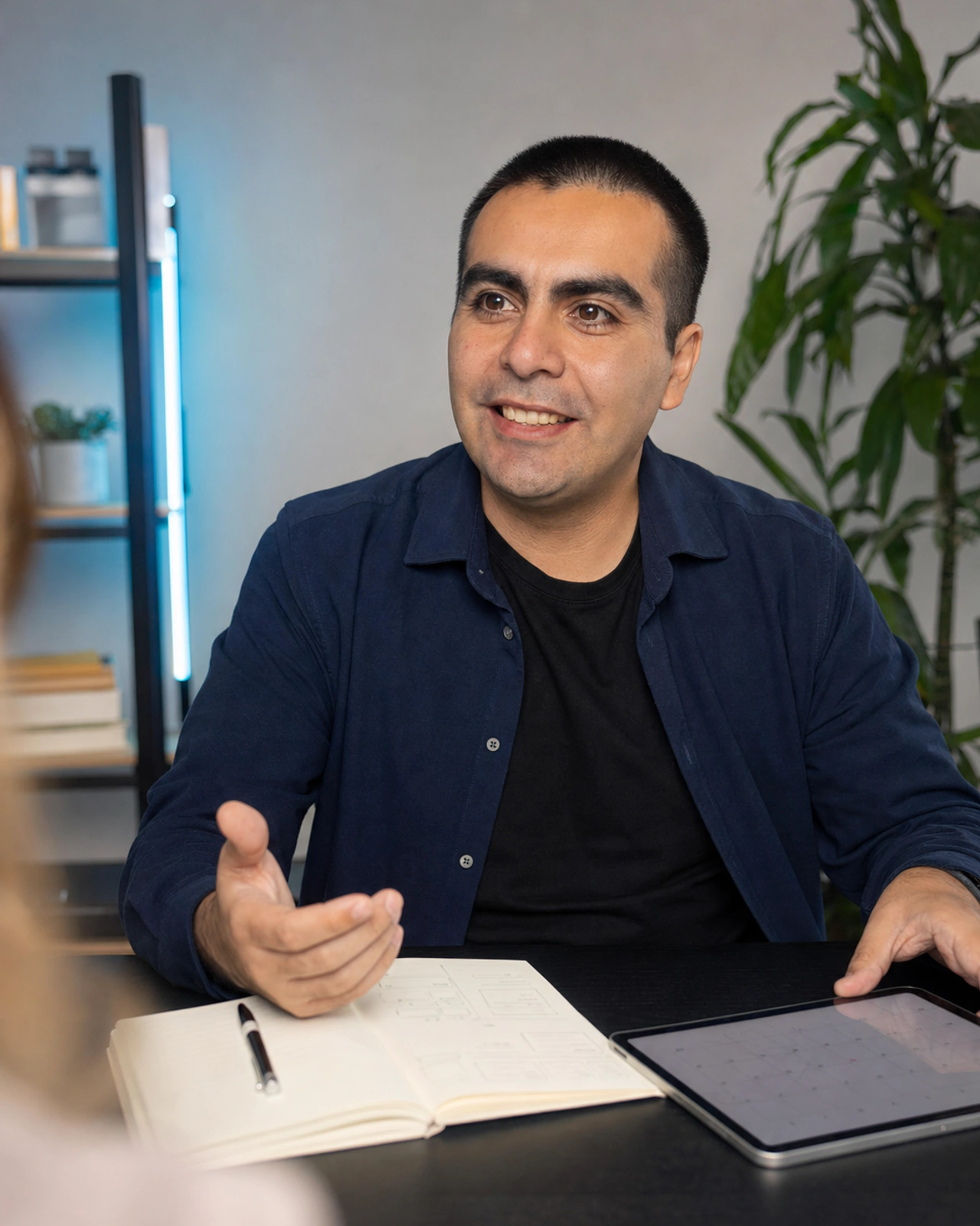 Álvaro Maureira organizando un sistema editorial de contenido asistido por inteligencia artificial