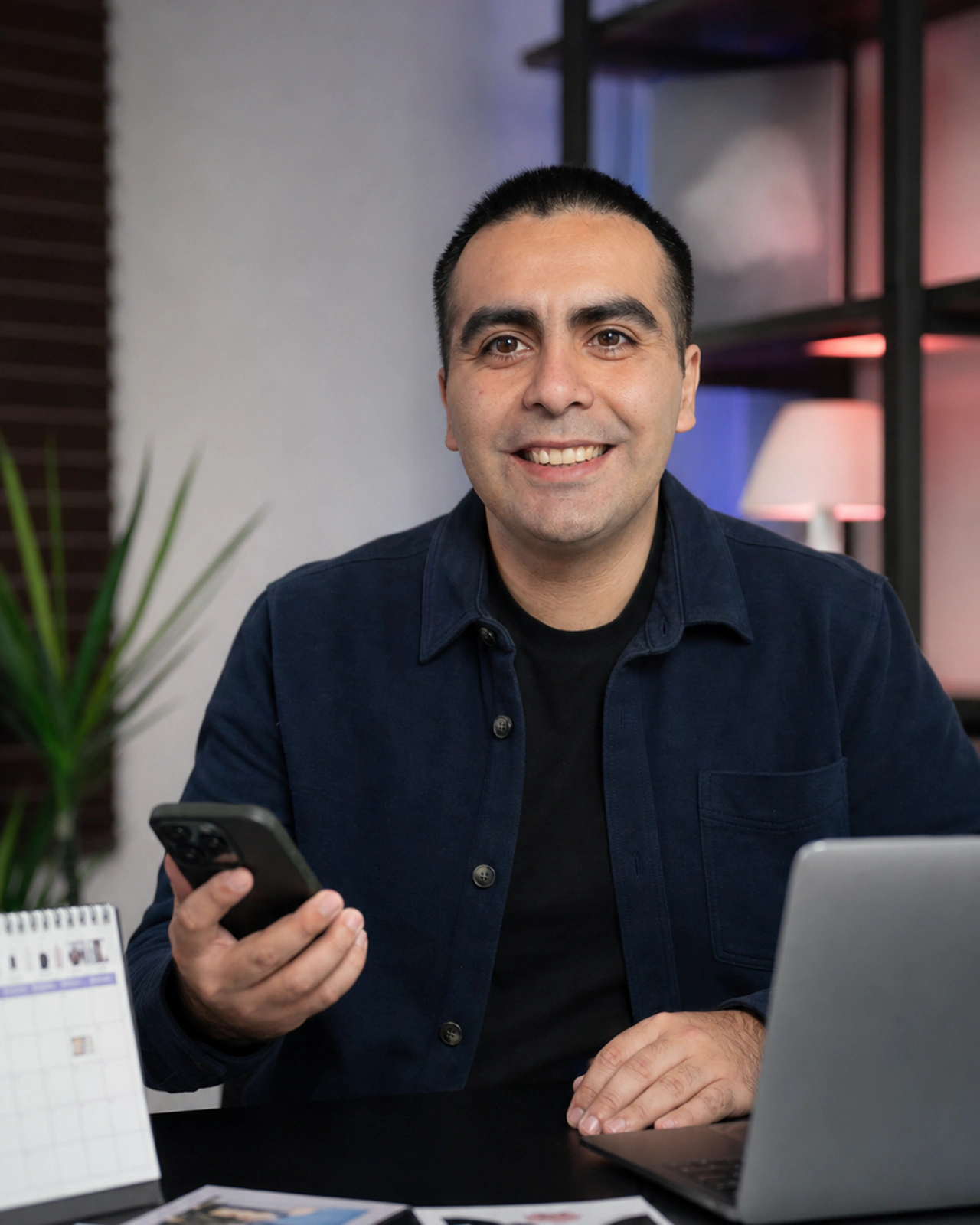 Álvaro Maureira frente a un calendario visual de publicaciones, conversaciones y métricas de redes sociales