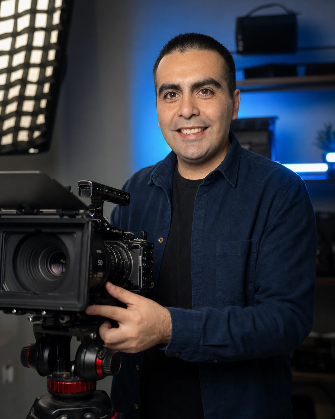 Álvaro Maureira dirigiendo una producción audiovisual asistida por inteligencia artificial